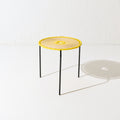 Mesa Bellavista 50 de Tucurinca con estructura negra y tejido amarillo y beige