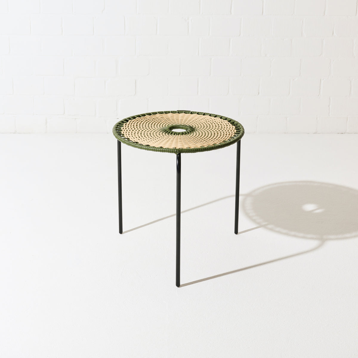 Mesa Bellavista 50 de Tucurinca con estructura negra y tejido verde militar y beige
