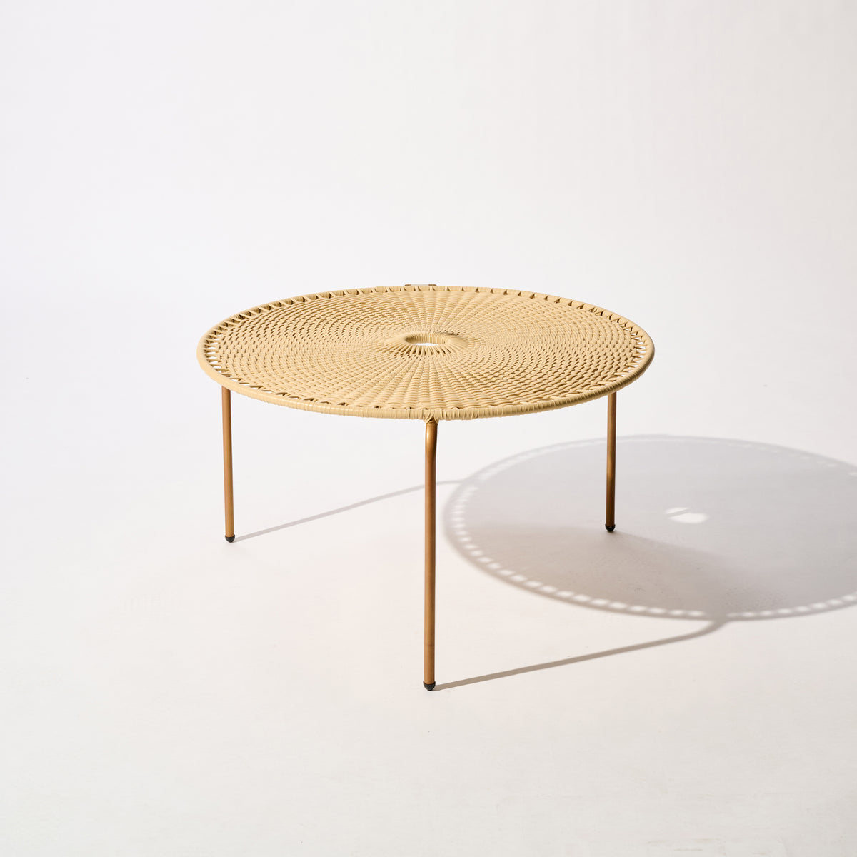 Mesa Bellavista 75 de Tucurinca con estructura cobre y tejido beige