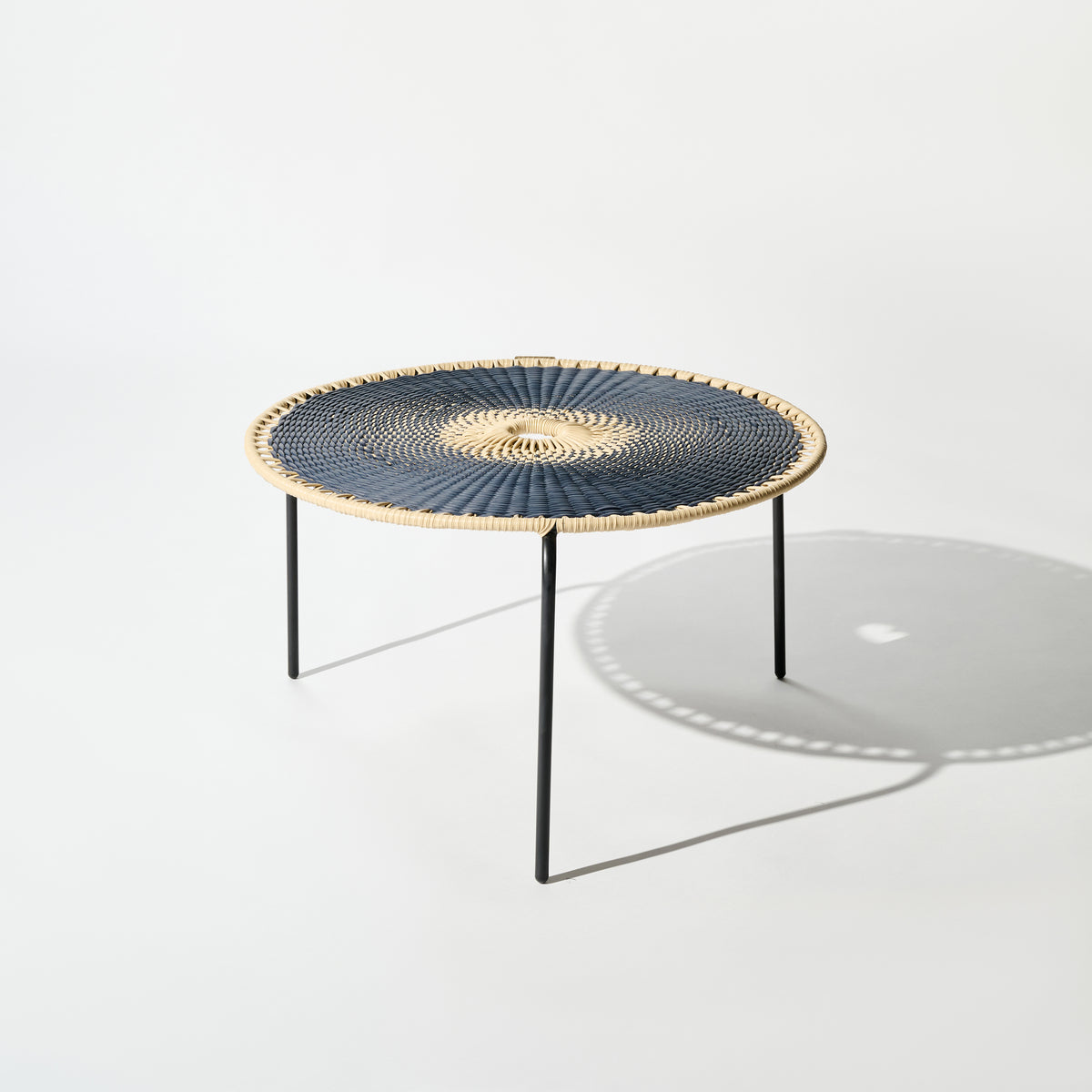 Mesa Bellavista 75 de Tucurinca con estructura cobre y tejido beige y azul oscuro