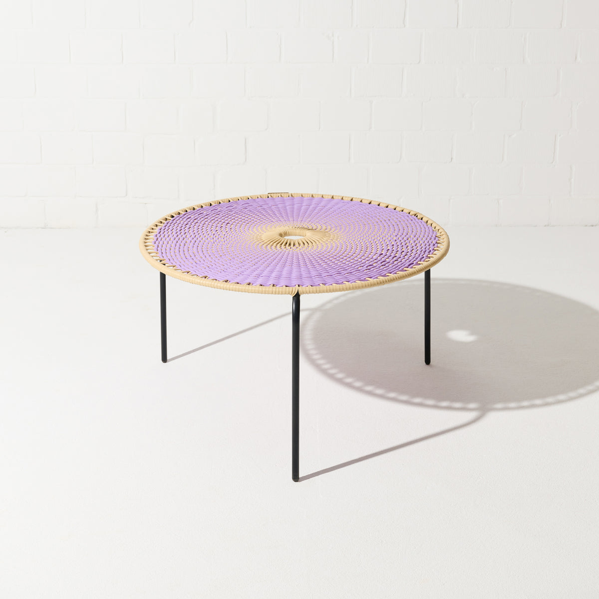 Mesa Bellavista 75 de Tucurinca con estructura negra y tejido beige y lila