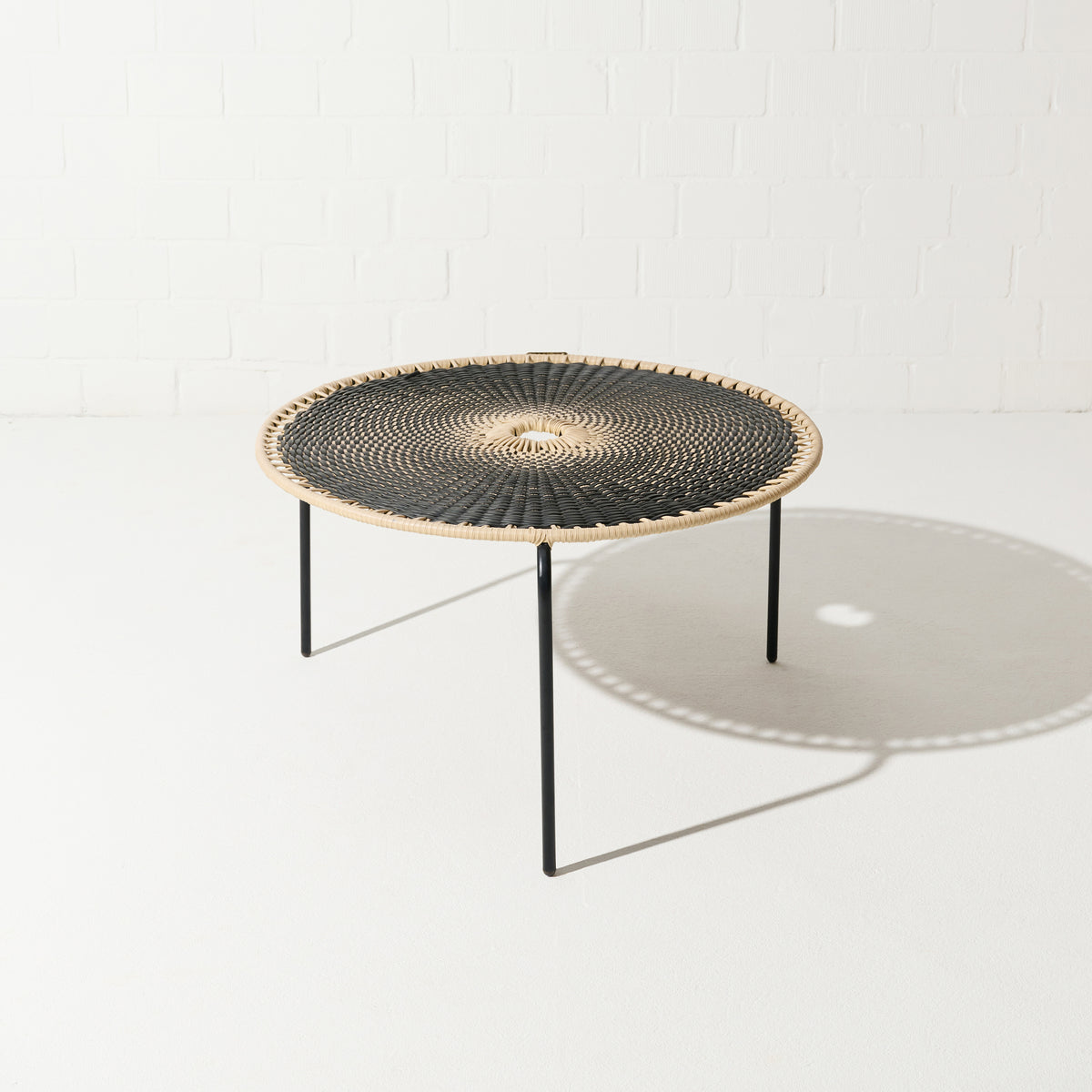 Mesa Bellavista 75 de Tucurinca con estructura negra y tejido beige y negro