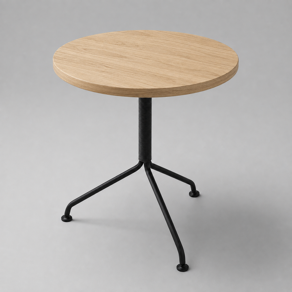Mesa de comedor Medusa redonda de Tucurinca en roble natural con estructura negra y tejido sólido negro