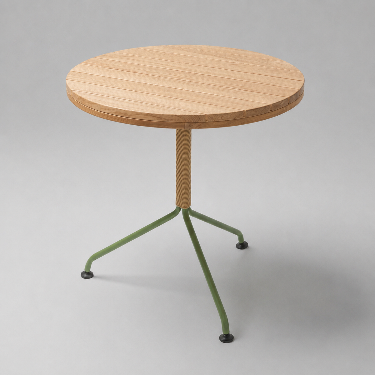 Mesa de comedor Medusa redonda de Tucurinca en roble natural con estructura verde oliva y tejido sólido beige