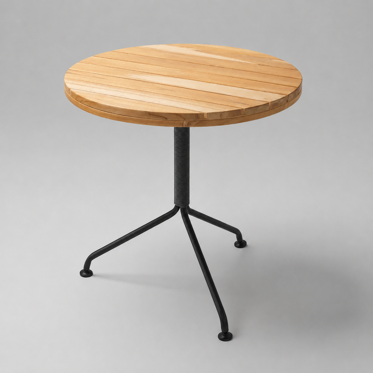 Mesa de comedor Medusa redonda de Tucurinca en teca con estructura negra y tejido sólido negro