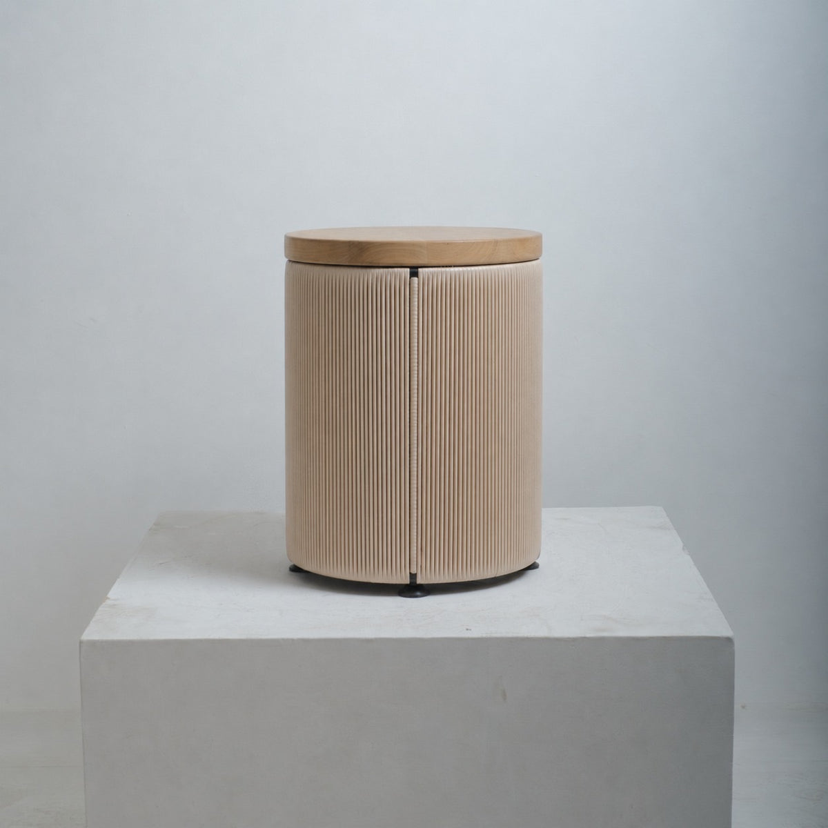 Mesa Tambor 40 cm de Tucurinca con cubierta en roble y tejido beige