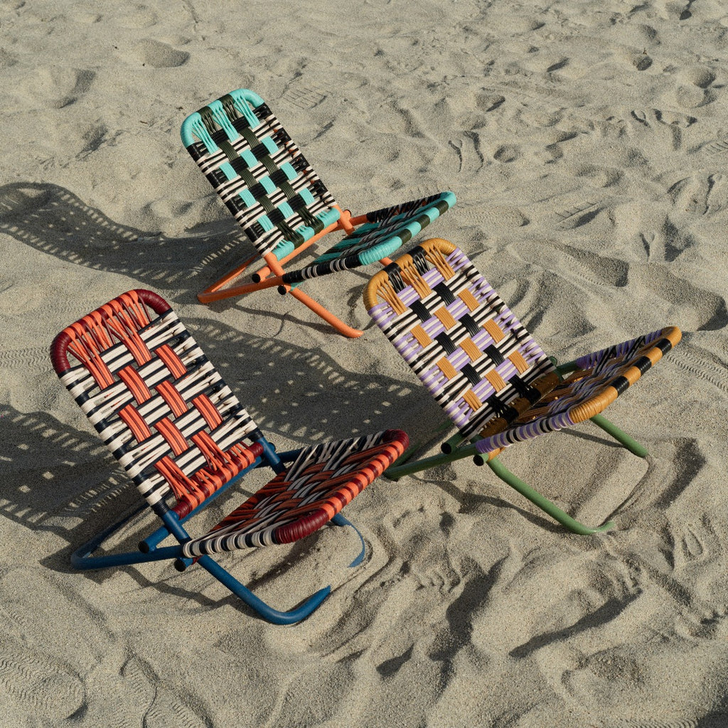 Silla de playa Tucurinca 4200 — tres sillas en la arena en sus tres combinaciones de color