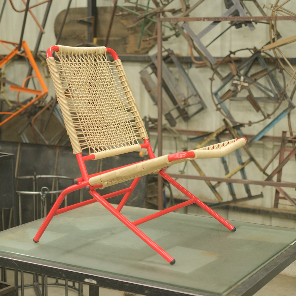 Poltrona Langosta de Tucurinca — estructura roja y tejido beige en el taller