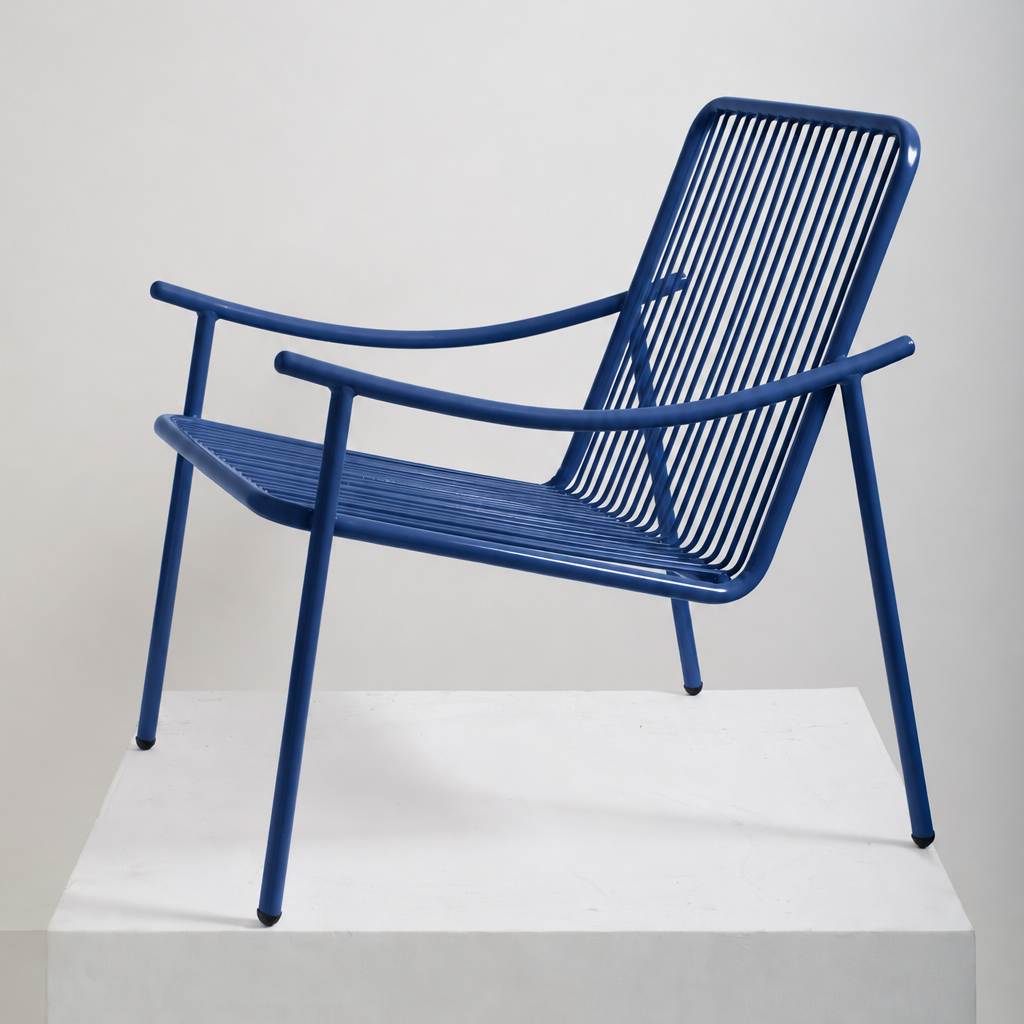 Poltrona Skii X de Tucurinca con estructura azul