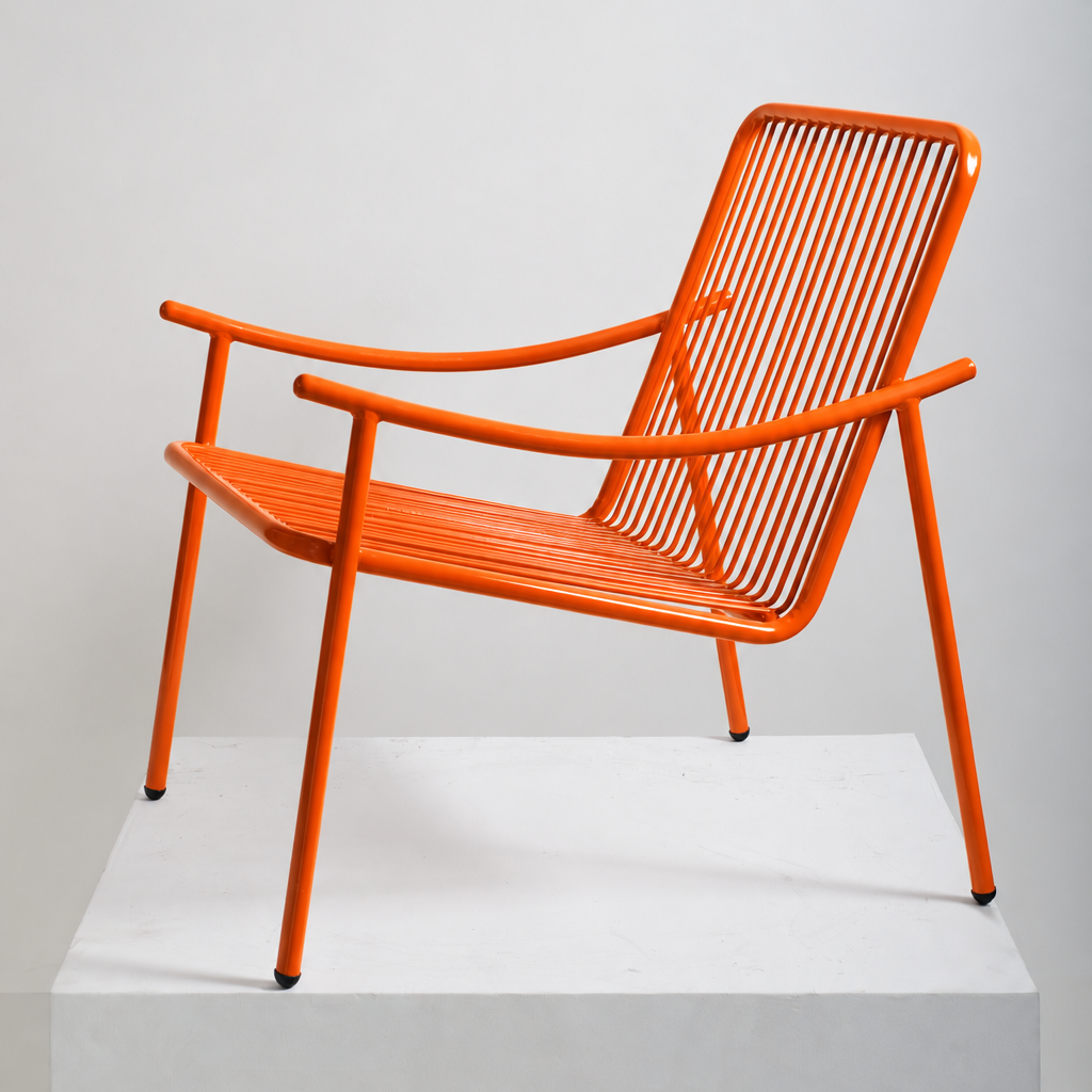 Poltrona Skii X de Tucurinca con estructura naranja