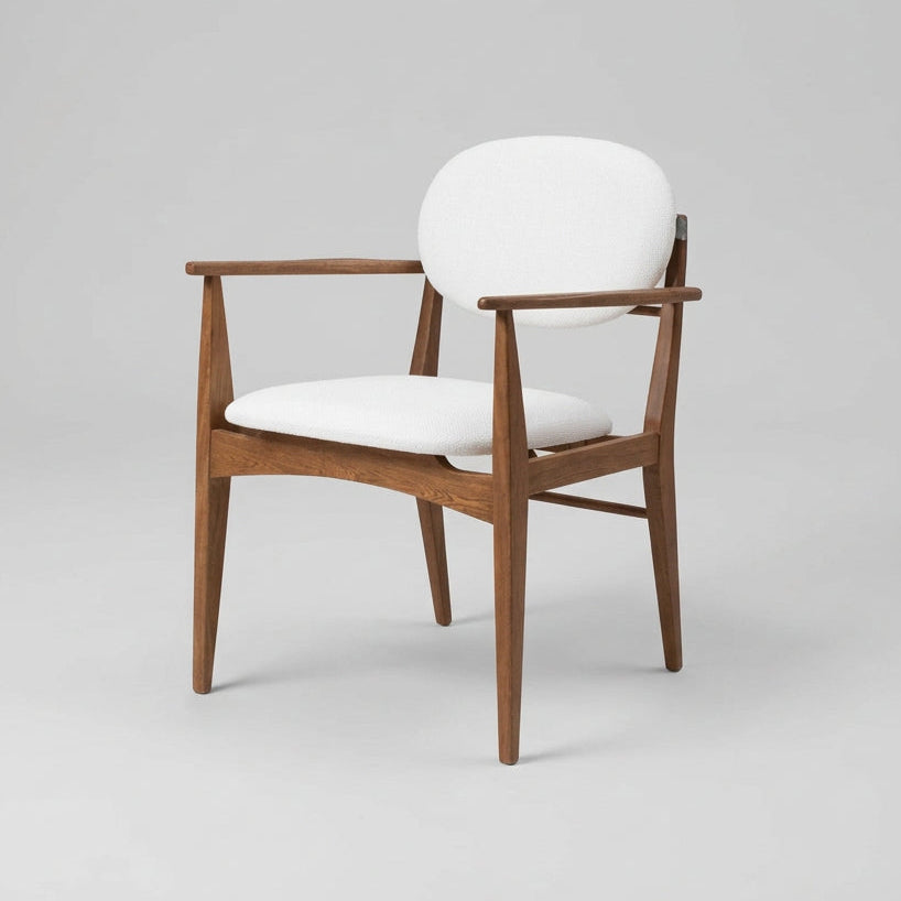 Silla Futura de Tucurinca en roble tinte nogal con tapizado bouclé