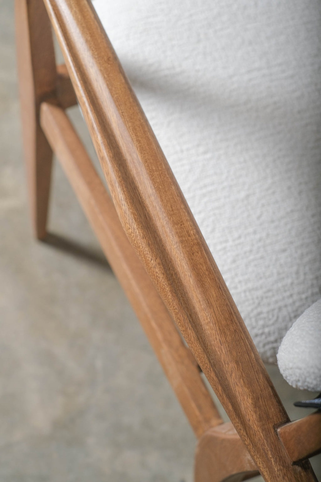 Silla Futura de Tucurinca — detalle del brazo en roble tinte nogal