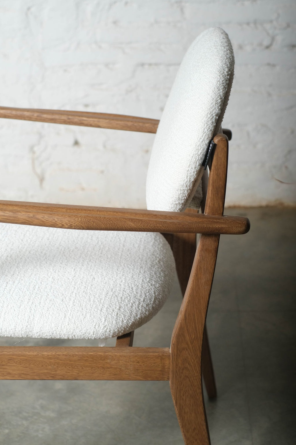Silla Futura de Tucurinca — detalle del espaldar ovalado en bouclé