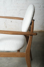 Silla Futura de Tucurinca — detalle del espaldar ovalado en bouclé