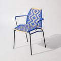 Silla Perla II con brazos de Tucurinca con estructura negra y tejido beige y azul