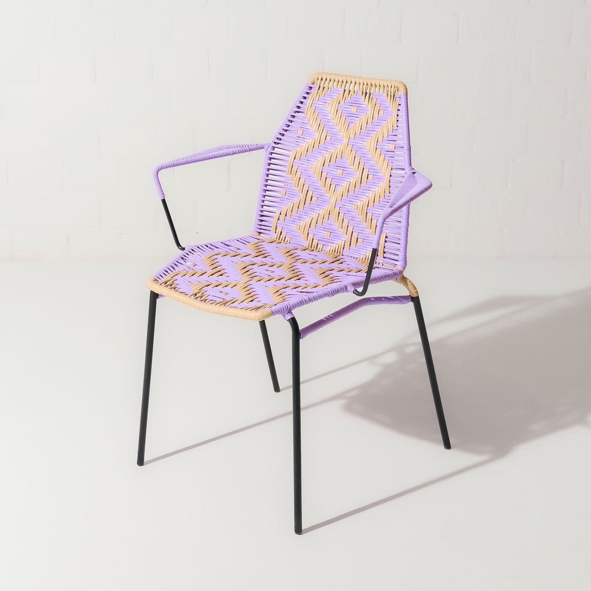 Silla Perla II con brazos de Tucurinca con estructura negra y tejido beige y lila