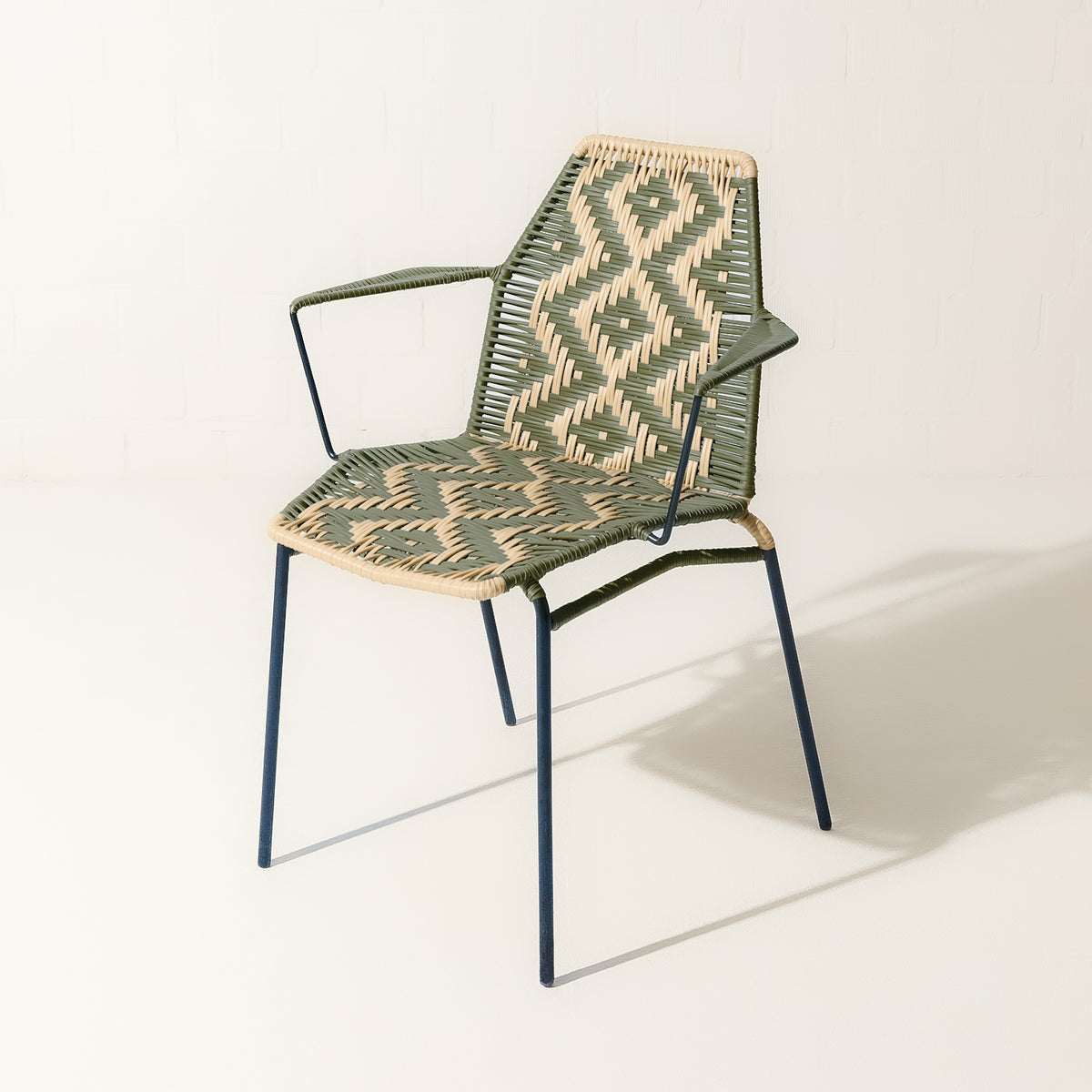 Silla Perla II con brazos de Tucurinca con estructura negra y tejido beige y verde militar