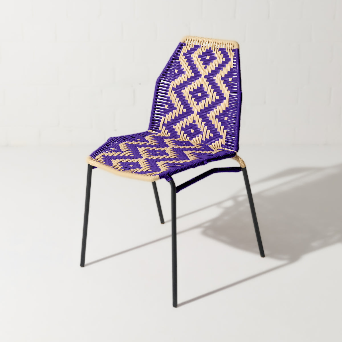 Silla Perla II sin brazos de Tucurinca con estructura negra y tejido beige y morado