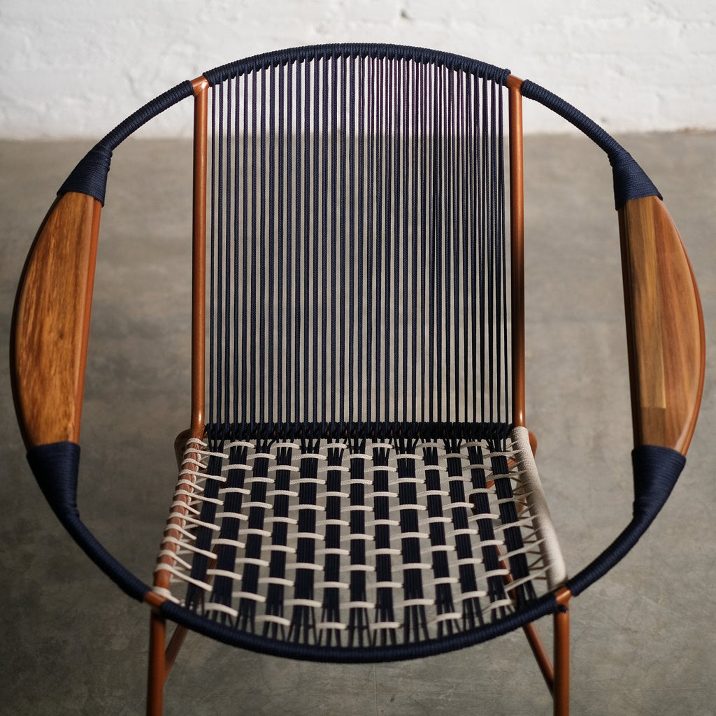 Tucurinca Teyuna en cabuya con estructura cobre y tejido azul oscuro y beige