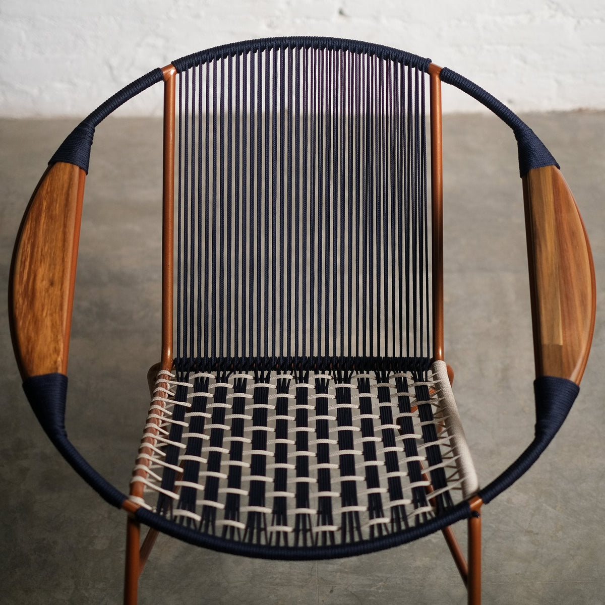 Tucurinca Teyuna en cabuya con estructura cobre y tejido azul oscuro y beige