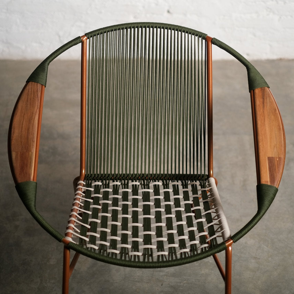 Tucurinca Teyuna en cabuya con estructura cobre y tejido verde militar y beige
