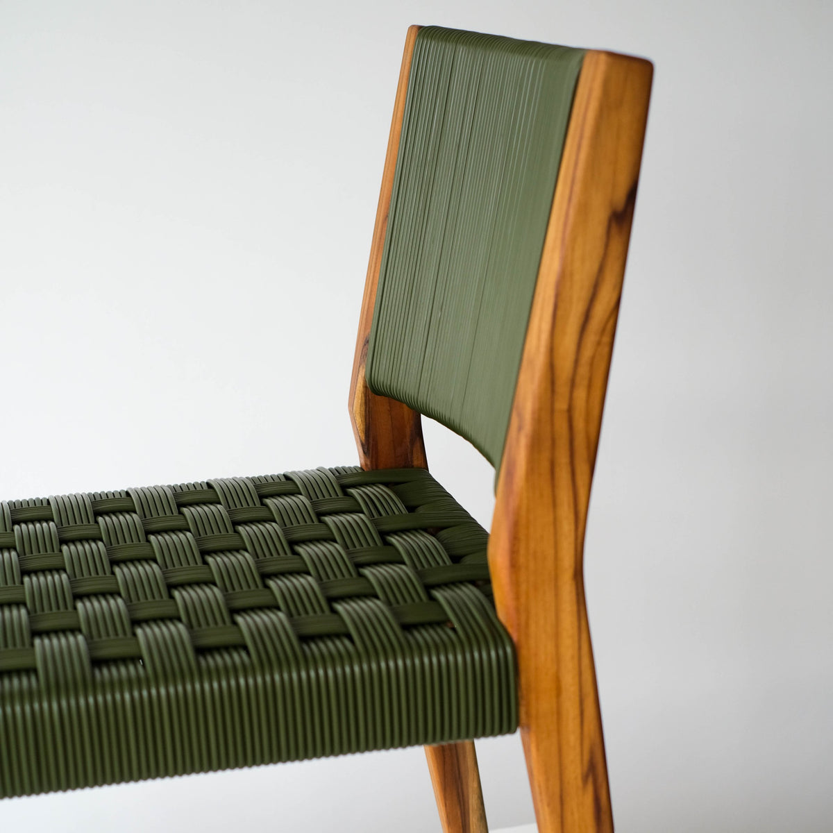 Silla Tsis de Tucurinca — detalle del tejido en cordón PEAD verde militar